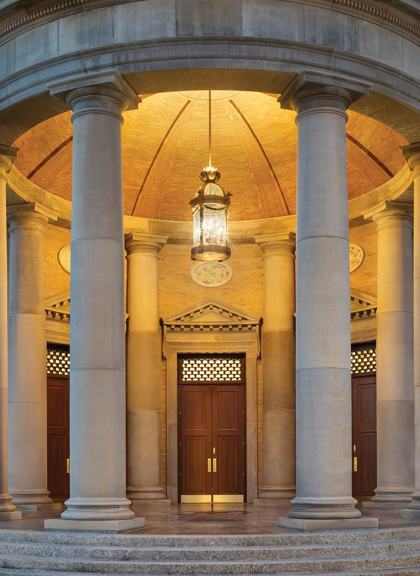photo-gallery-monument-hillsdale-college-christ-chapel-04