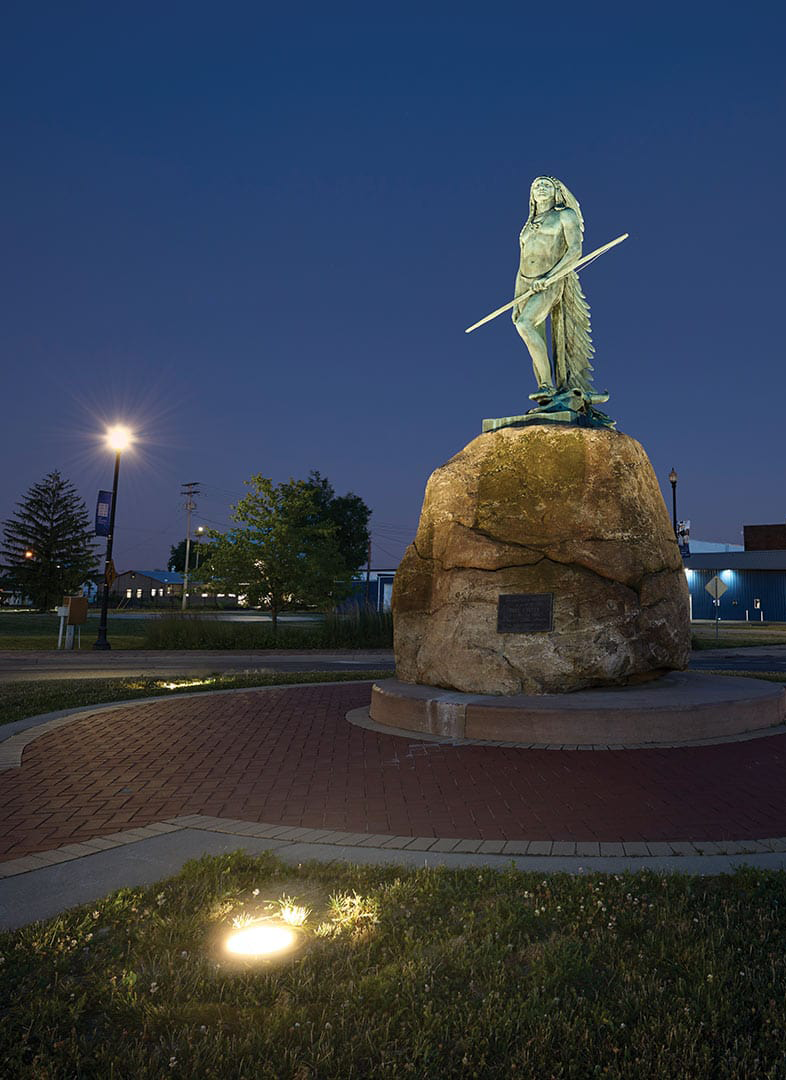 photo-gallery-outdoor-the-passing-of-the-buffalo-statue-and-roundabout-02